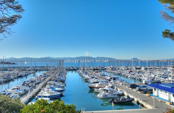 VILLA DE CARACTERE SUR LE PORT SANTA LUCIA VUE MER TOUT A PIED AVEC PISCINE A SAINT RAPHAEL — photo 5