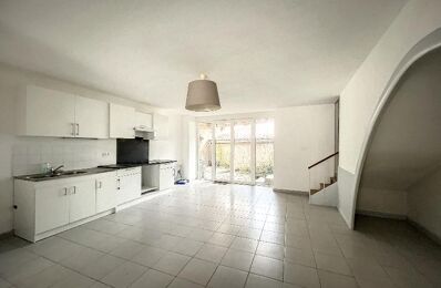 location maison 795 € CC /mois à proximité de Anglade (33390)