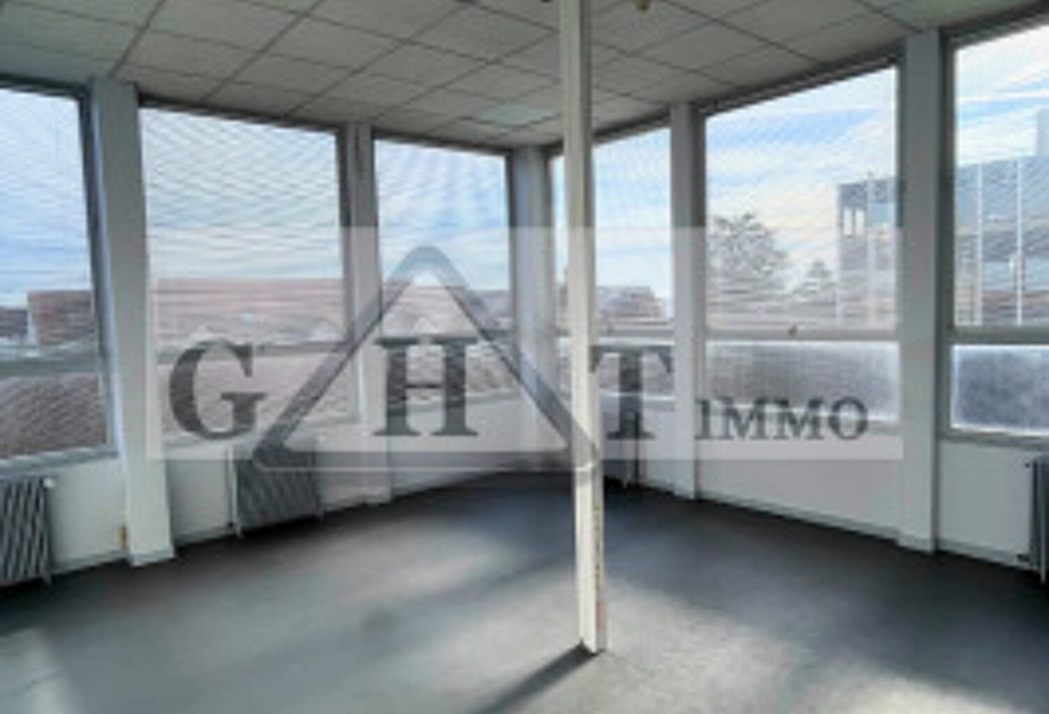 BUREAU DE 140 m² A LA LOCATION AU PLESSIS BELLEVILLE — photo 1