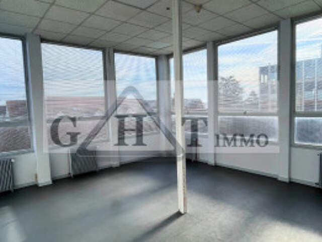 BUREAU DE 140 m² A LA LOCATION AU PLESSIS BELLEVILLE — photo du bien