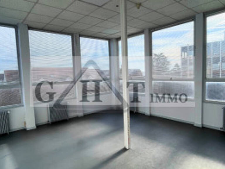 BUREAU DE 140 m² A LA LOCATION AU PLESSIS BELLEVILLE — photo 1