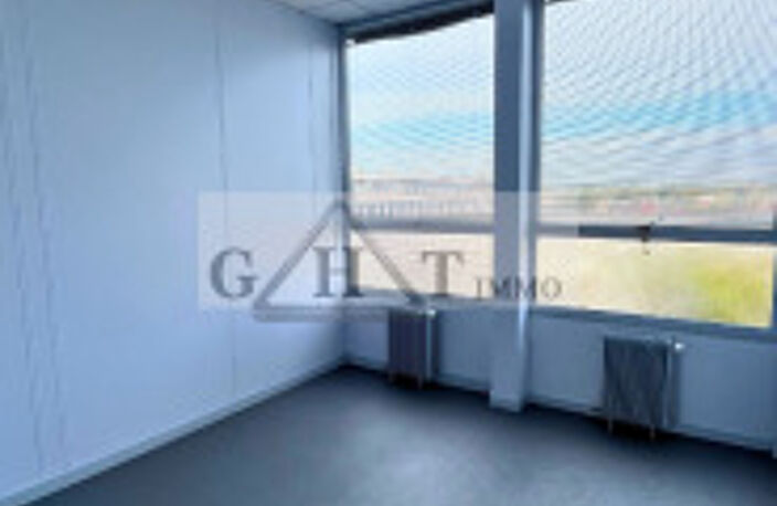 BUREAU DE 140 m² A LA LOCATION AU PLESSIS BELLEVILLE — photo 2
