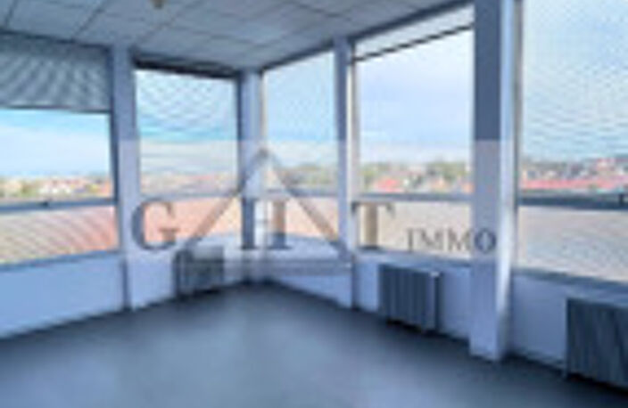 BUREAU DE 140 m² A LA LOCATION AU PLESSIS BELLEVILLE — photo 3