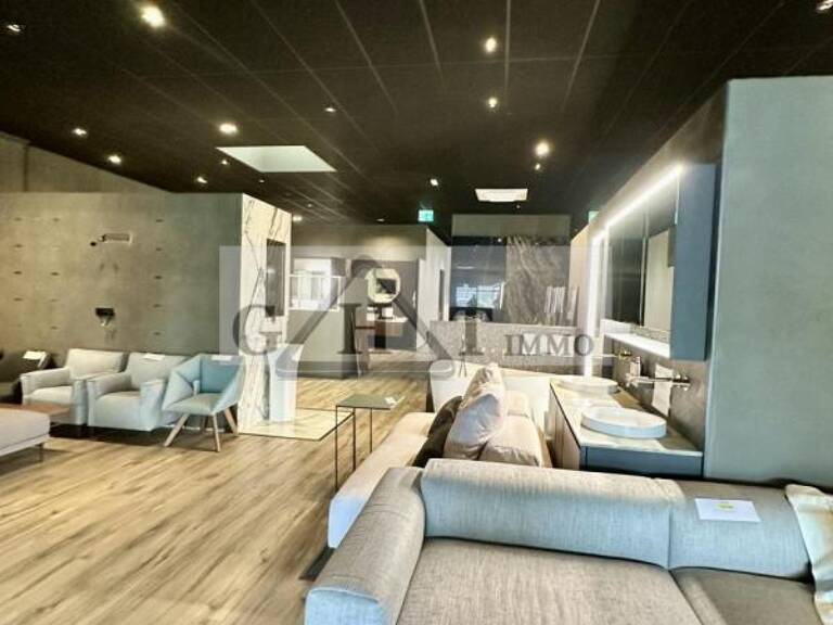 LOCAL COMMERCIAL 570 M² AVEC FORTE VISIBILITE A SERVON — photo 1