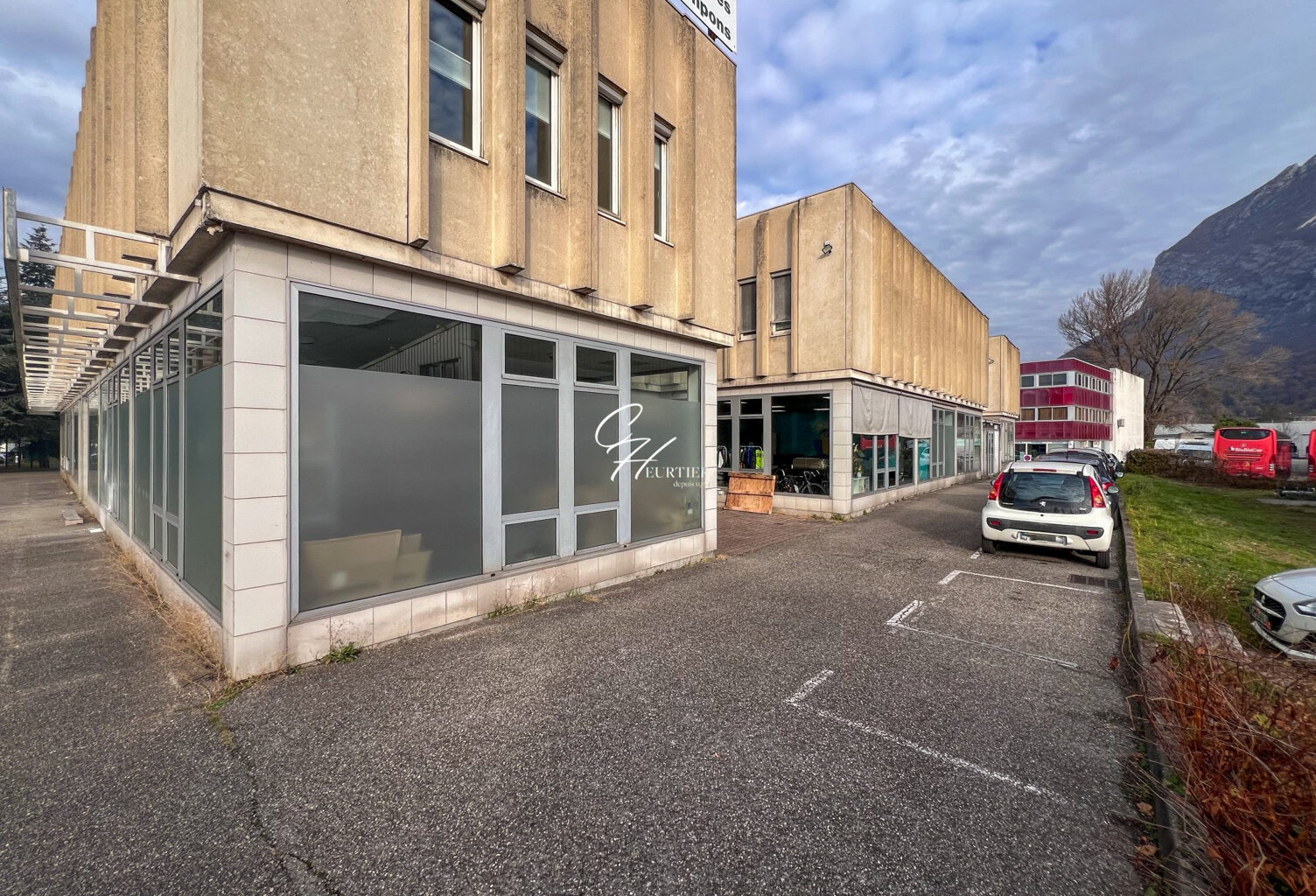 SAINT-MARTIN-LE-VINOUX - Local commercial — photo 1