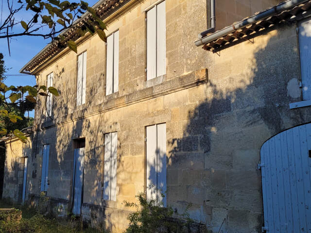 PROPRIÉTÉ DE CARACTÈRE À RÉNOVER - BON SECTEUR. — photo du bien