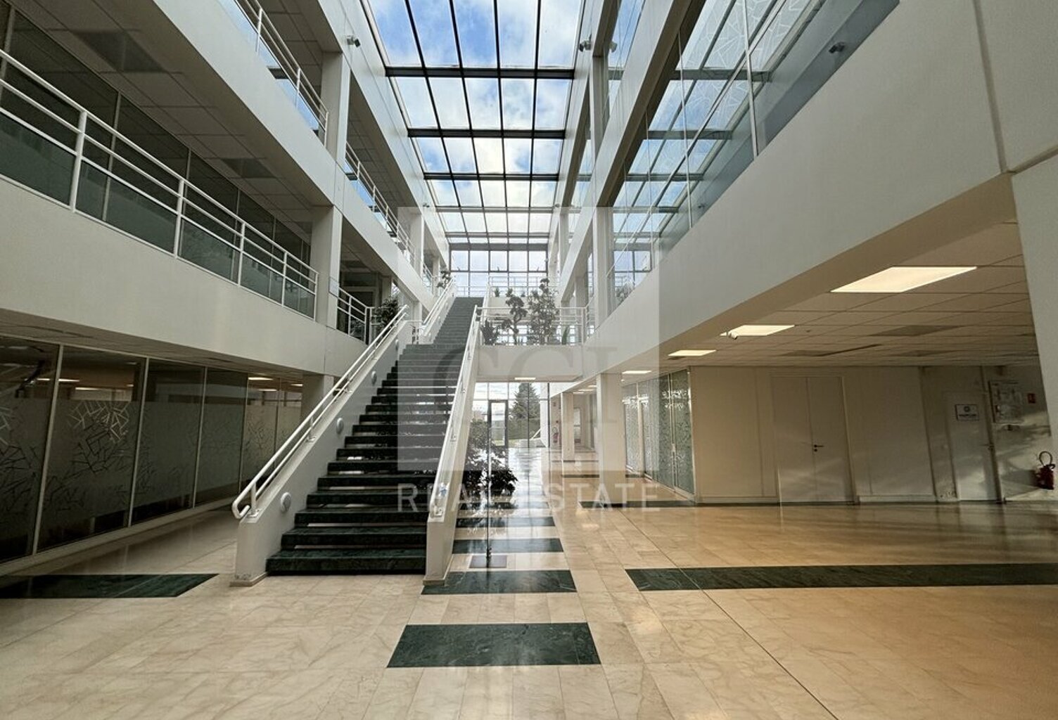 BUREAUX à LOUER — photo 1