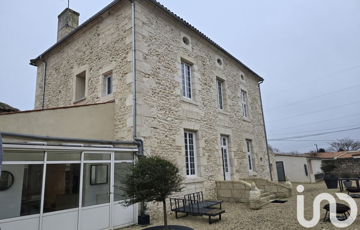 maison 10 pièces 261 m2 à vendre à Tonnay-Charente (17430)