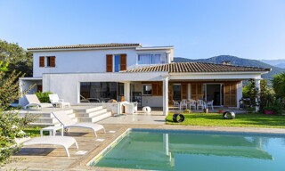 Maison 8 Pièces 375 m² à vendre à Eccica-Suarella (20117)