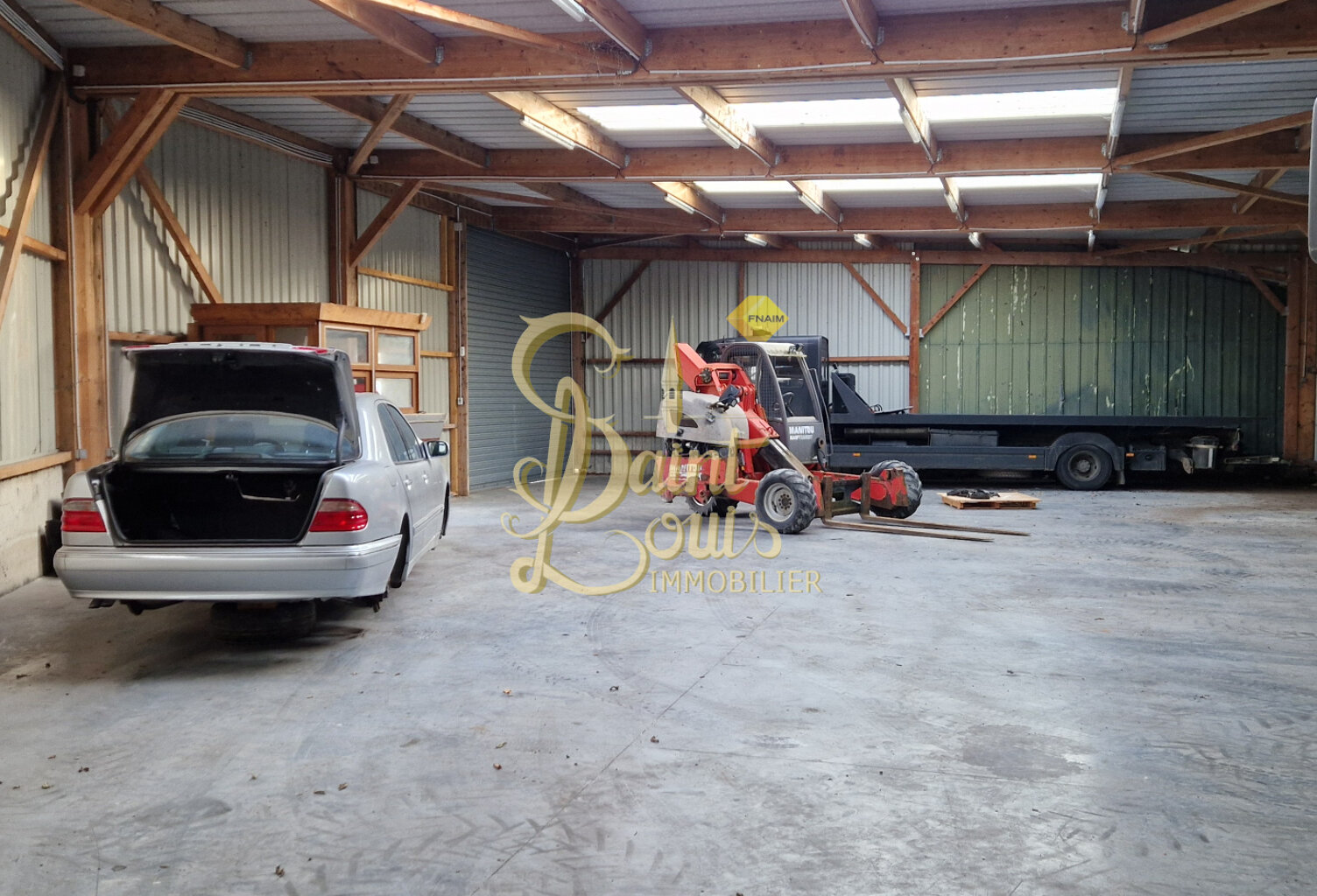 GARAGE DE 220 M2 ENV — photo 1