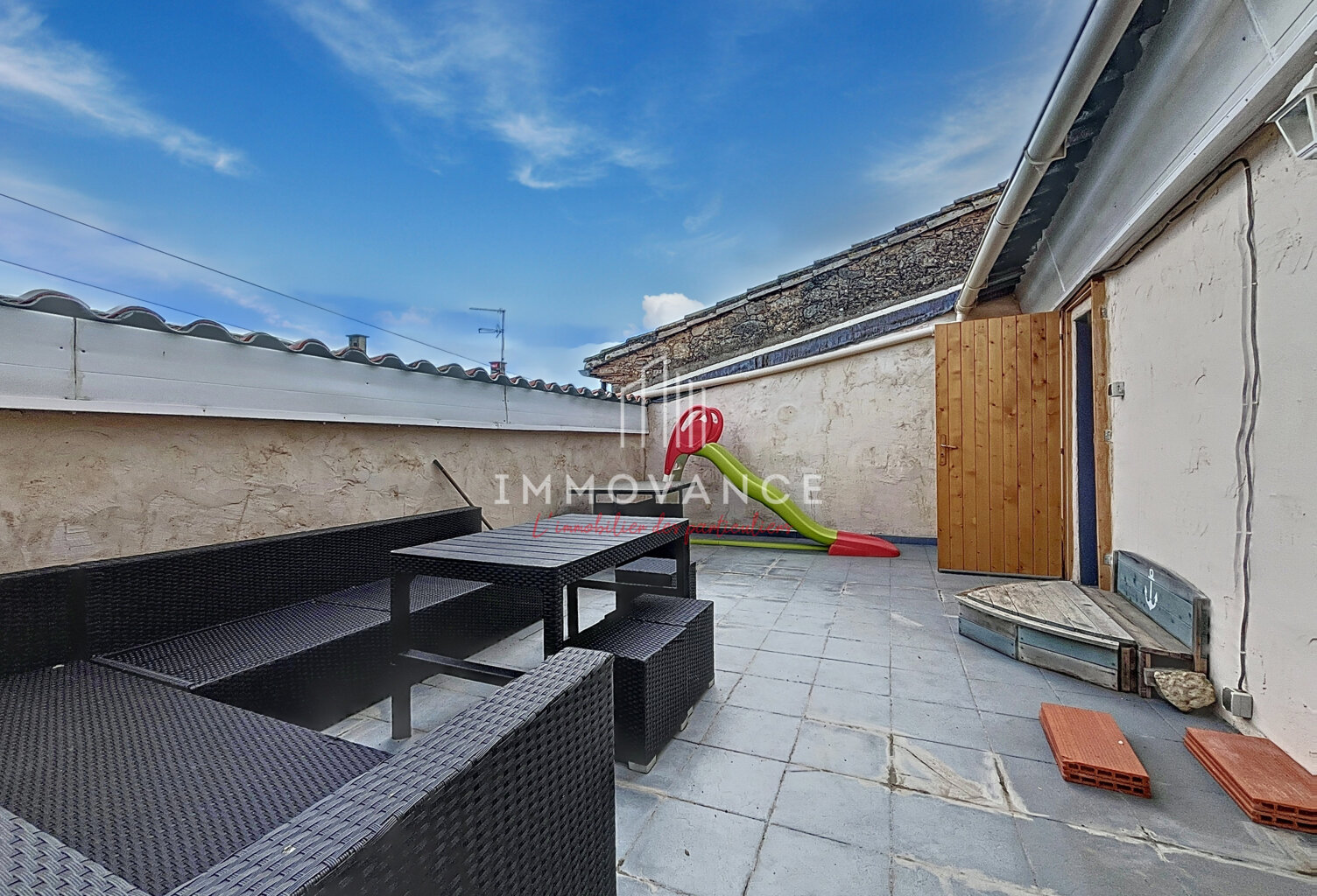 POUSSAN Maison de village sur 3 niveaux de 144m2 avec terras — photo 1