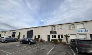 Commerce  583 m² à louer à Décines-Charpieu (69150)