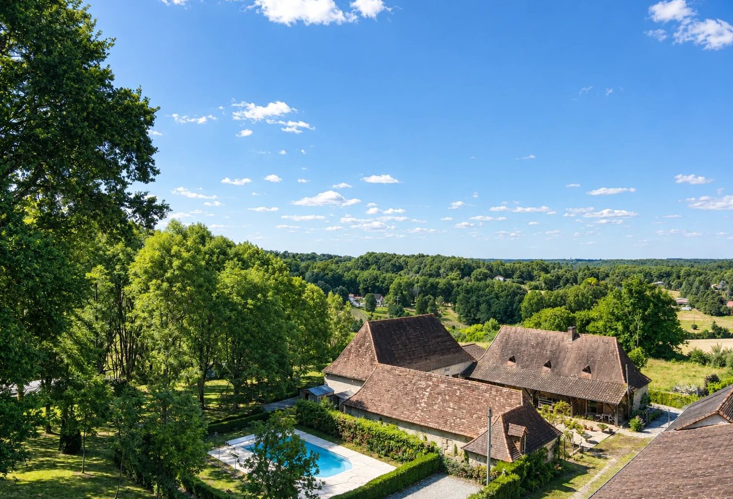 PROPRIETE AVEC GITES + PISCINE — photo 1