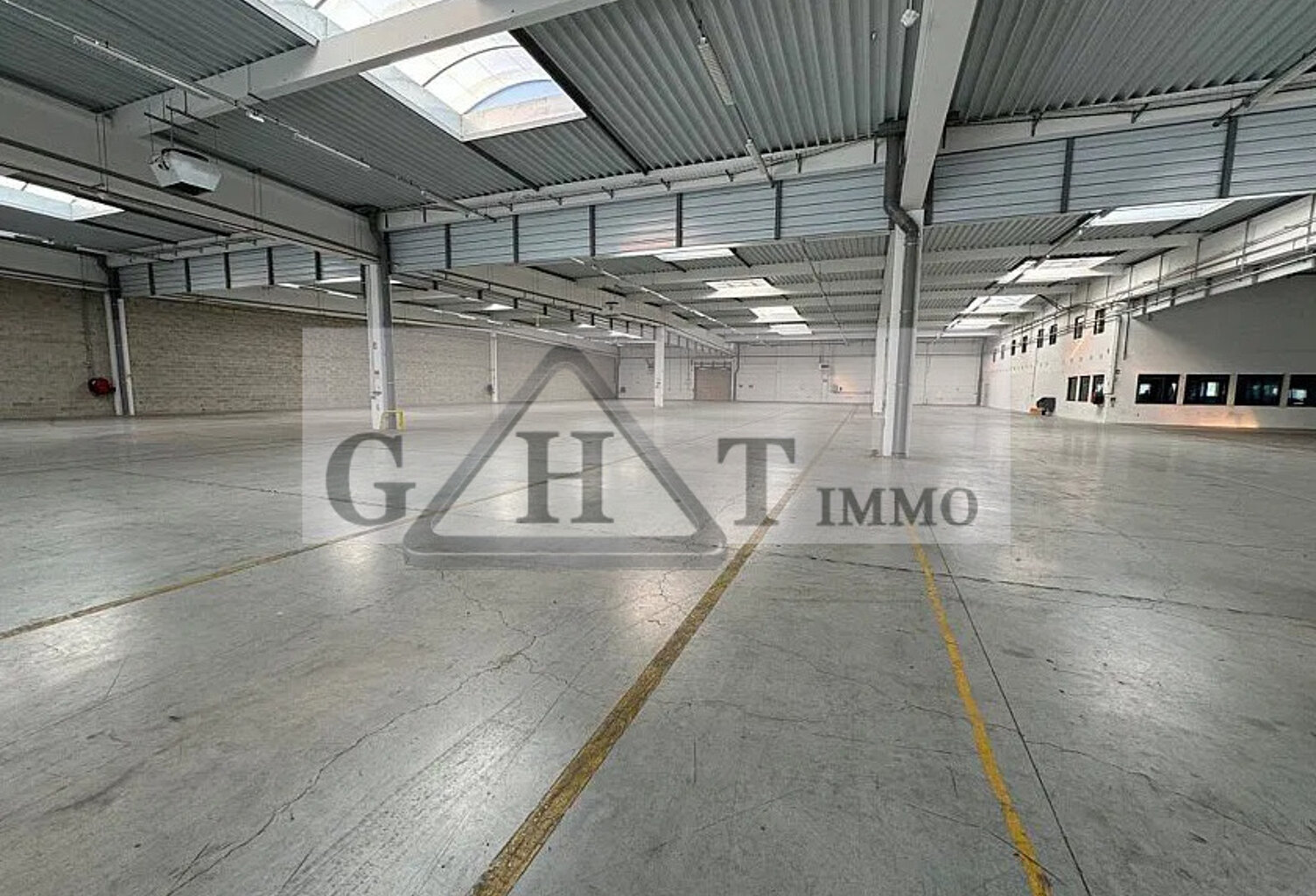 A LOUER - FERRIERES EN BRIE - 4662 M² ENTREPOT / LOCAL ACTIVITES — photo 1