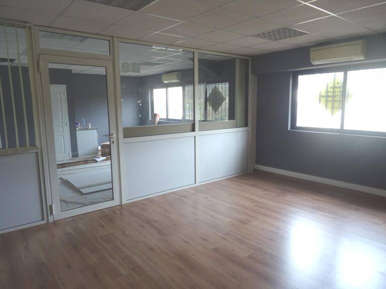 A Montauroux, local commercial ou professionnel — photo 1
