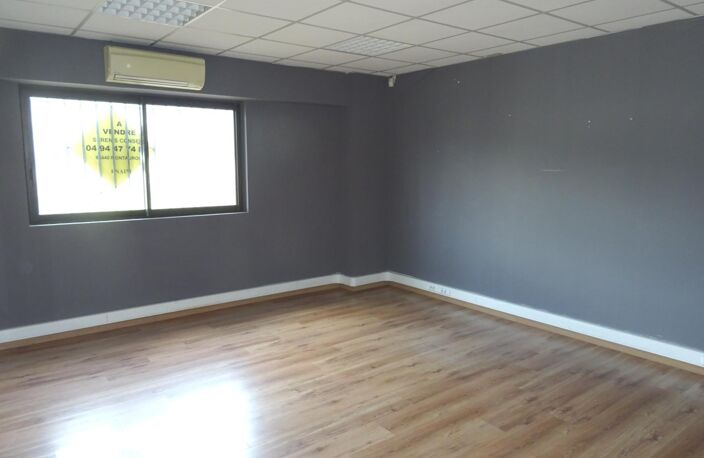 A Montauroux, local commercial ou professionnel — photo 2