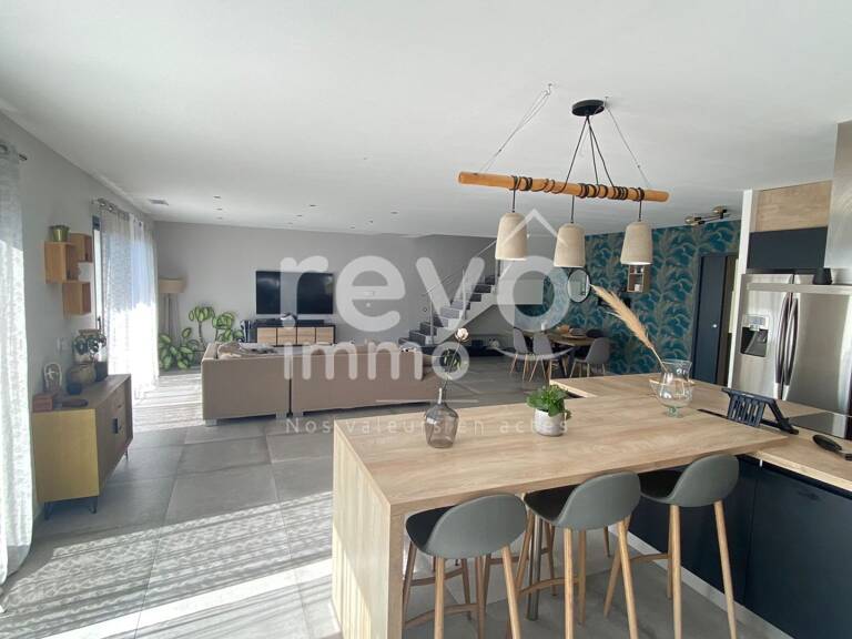 Villa — photo 1