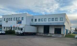 Commerce  2228 m² à louer à Genas (69740)