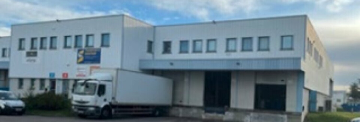 Commerce  2228 m² à louer à Genas (69740)