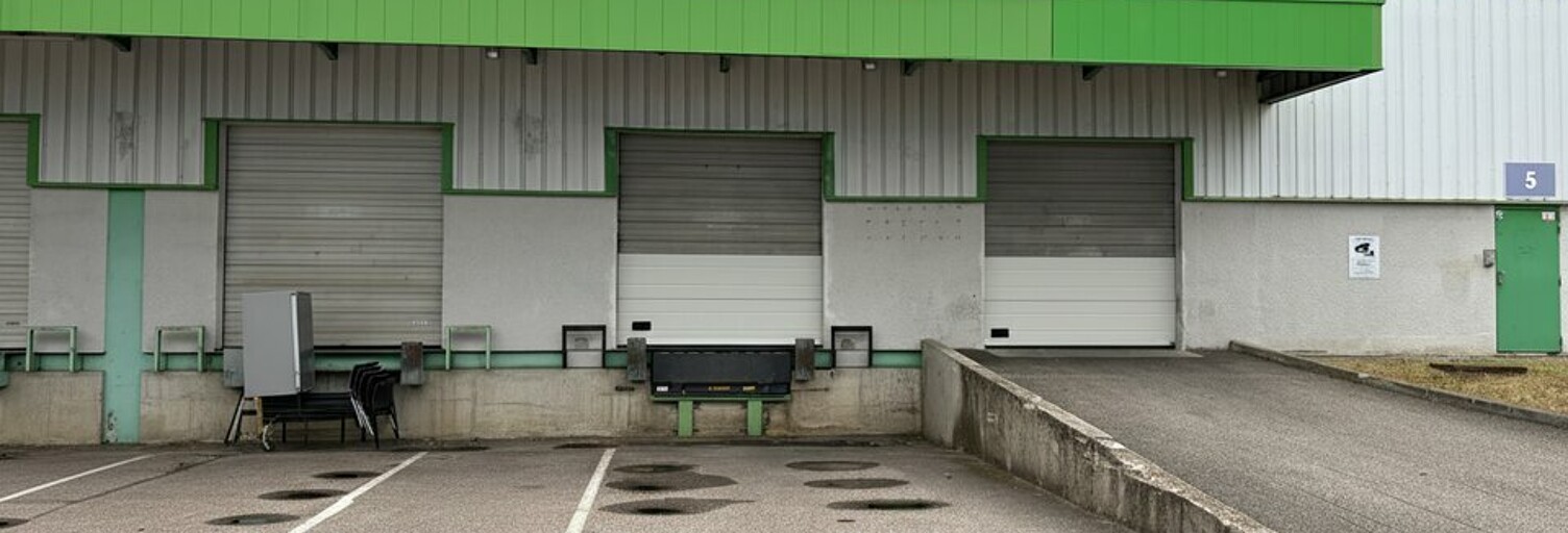 Commerce  2208 m² à louer à Genas (69740)