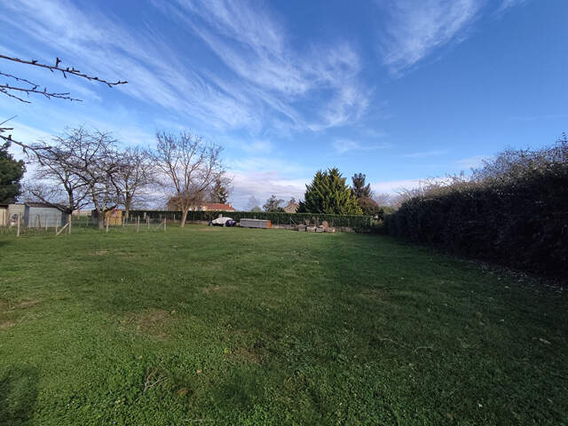 Terrain constructible de 1110m2 — photo du bien
