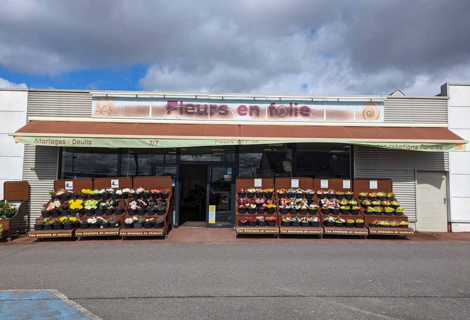 Magasin de fleurs en zone commerciale — photo 1