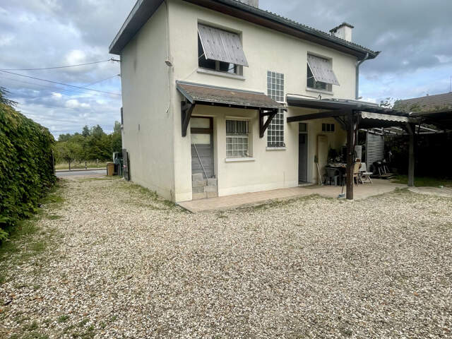 PROCHE COMMERCES, ÉCOLES, 5/6 CHAMBRES, TOUT À L'ÉGOUT — photo du bien