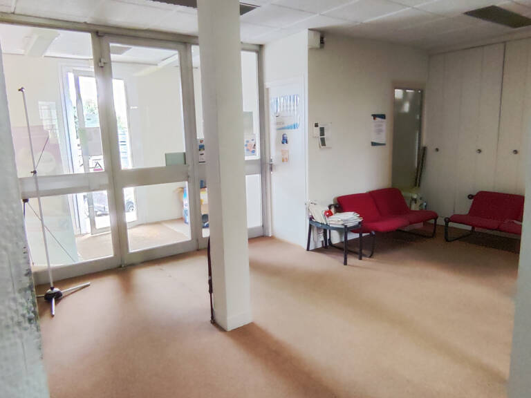 IMMEUBLE DE BUREAUX, PLEIN CENTRE VILLE VILLEMANDEUR. INVEST — photo 1