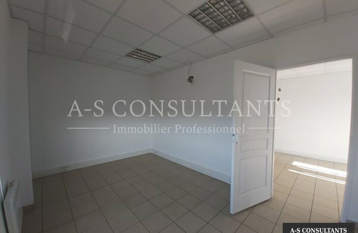 BUREAUX à louer — photo 2