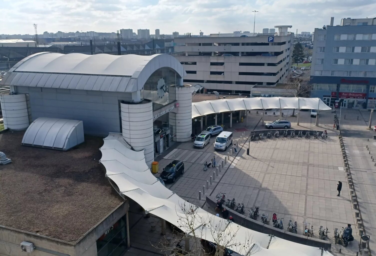 Bureaux devant la gare TVG de Saint-Pierre-des-Corps — photo 1