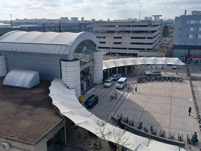Bureaux devant la gare TVG de Saint-Pierre-des-Corps — photo du bien