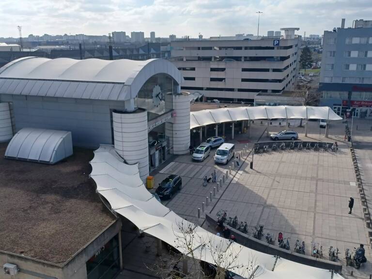 Bureaux devant la gare TVG de Saint-Pierre-des-Corps — photo 1