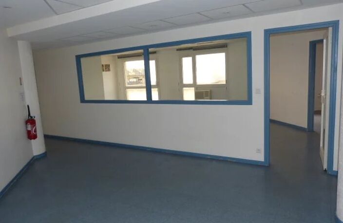 Bureaux devant la gare TVG de Saint-Pierre-des-Corps — photo 2
