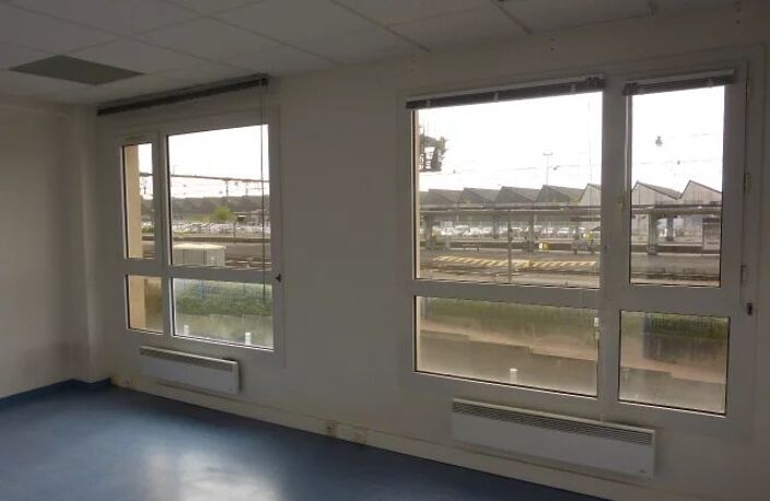 Bureaux devant la gare TVG de Saint-Pierre-des-Corps — photo 3