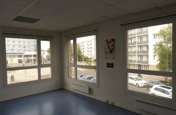 Bureaux devant la gare TVG de Saint-Pierre-des-Corps — photo 4