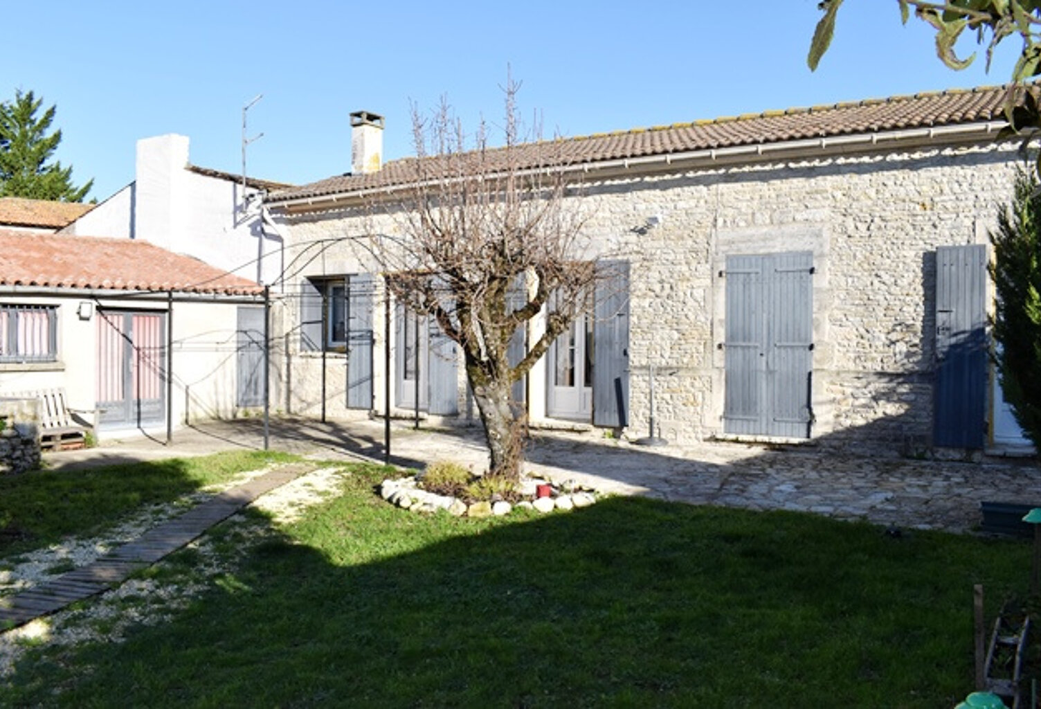 MAISON EN PIERRES ET CHAI — photo 1