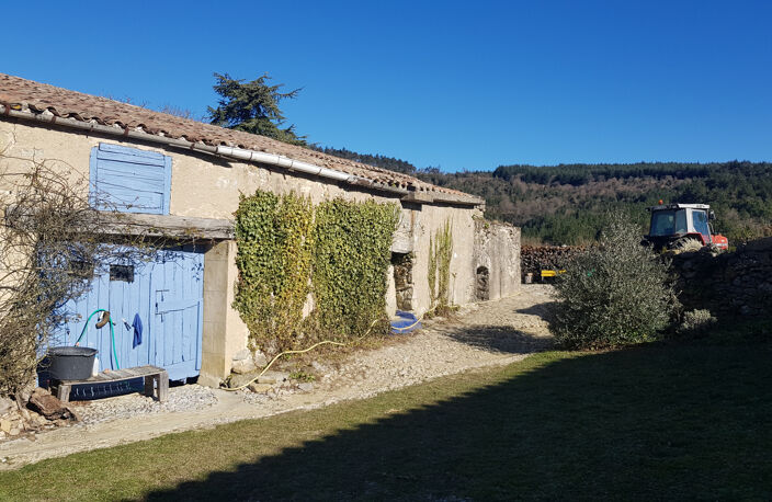 DE TERRAIN PRÉS ET FORETS + 320 M2 DE DÉPENDANCES — photo 2