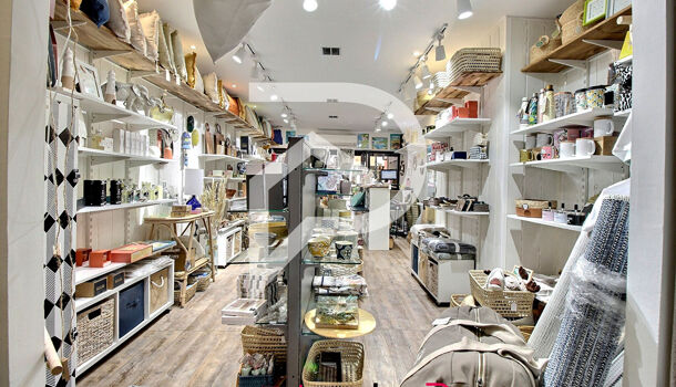 Local commercial 2 pièces  à vendre Lavandou (Le) 83980