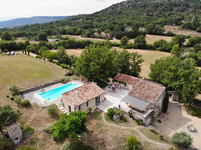 Propriété avec piscine et jardin — photo du bien