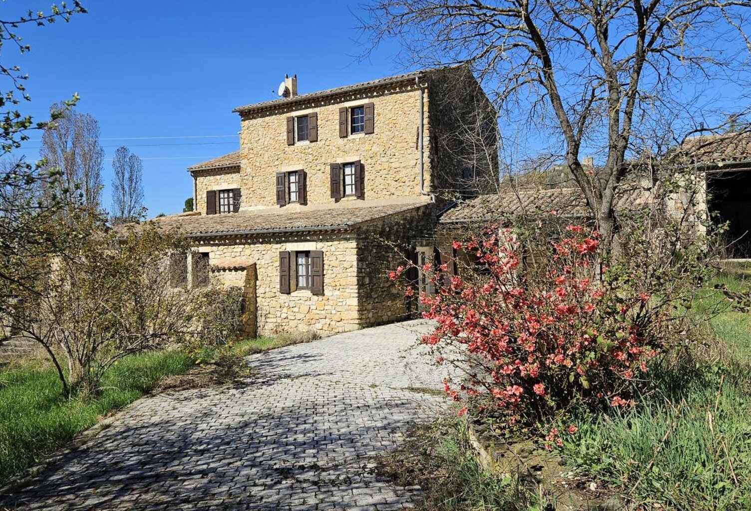 Pays de Forcalquier Maison en pierres 250 m2 sur 3900 m2 — photo 1