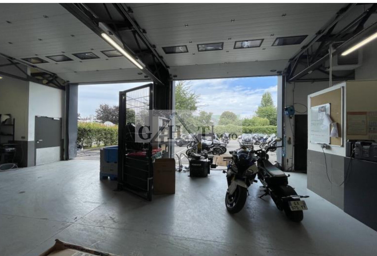 ENTREPOT BUREAUX A LOUER A GENNEVILLIERS — photo 1