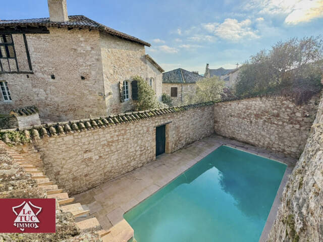 Maison médiévale du XIIIe siècle avec piscine — photo du bien