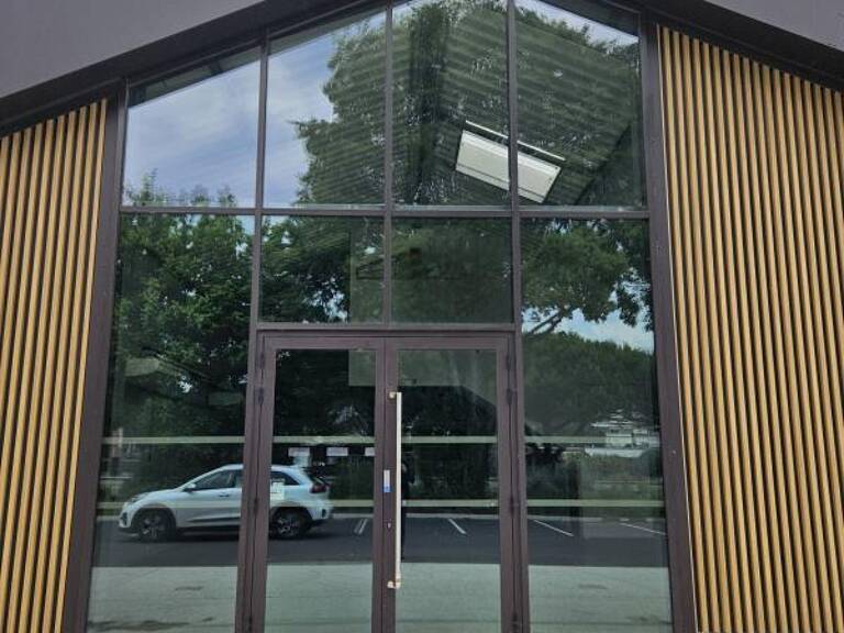 Bien Commercial À Vendre — photo 1