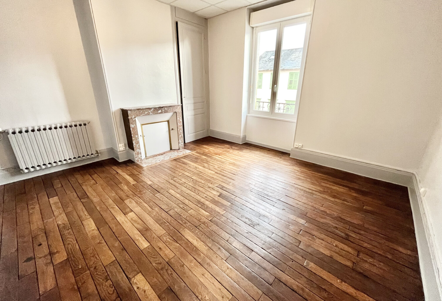 TYPE 1 - 37 M2 - PROCHE MAIRIE - CUISINE ÉQUIPÉE RECENTE — photo 1