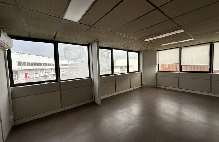 BARRIERE DE PARIS - Local commercial - 231m2 - 2500 EUR HT — photo 3