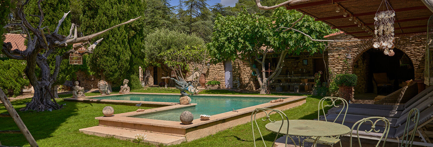 Maison 12 Pièces 256 m² à vendre à Cheval-Blanc (84460)