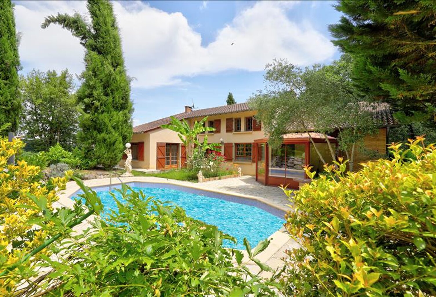 Villa de 8 pièces principales — photo 1