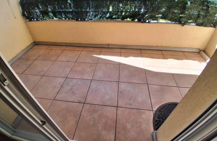 TOULON-EST - Joli T2 grand balcon — photo 2