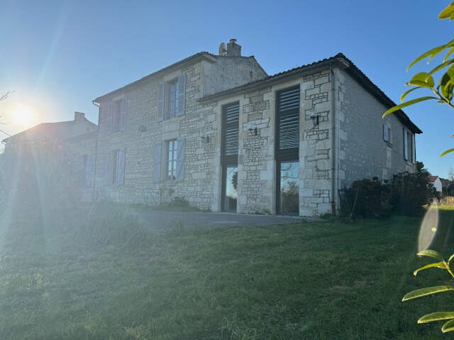 Charmante maison posée sur sa colline — photo du bien