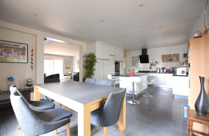 78690 LES ESSARTS LE ROI     Belle maison de 8 pièces avec s — photo 4